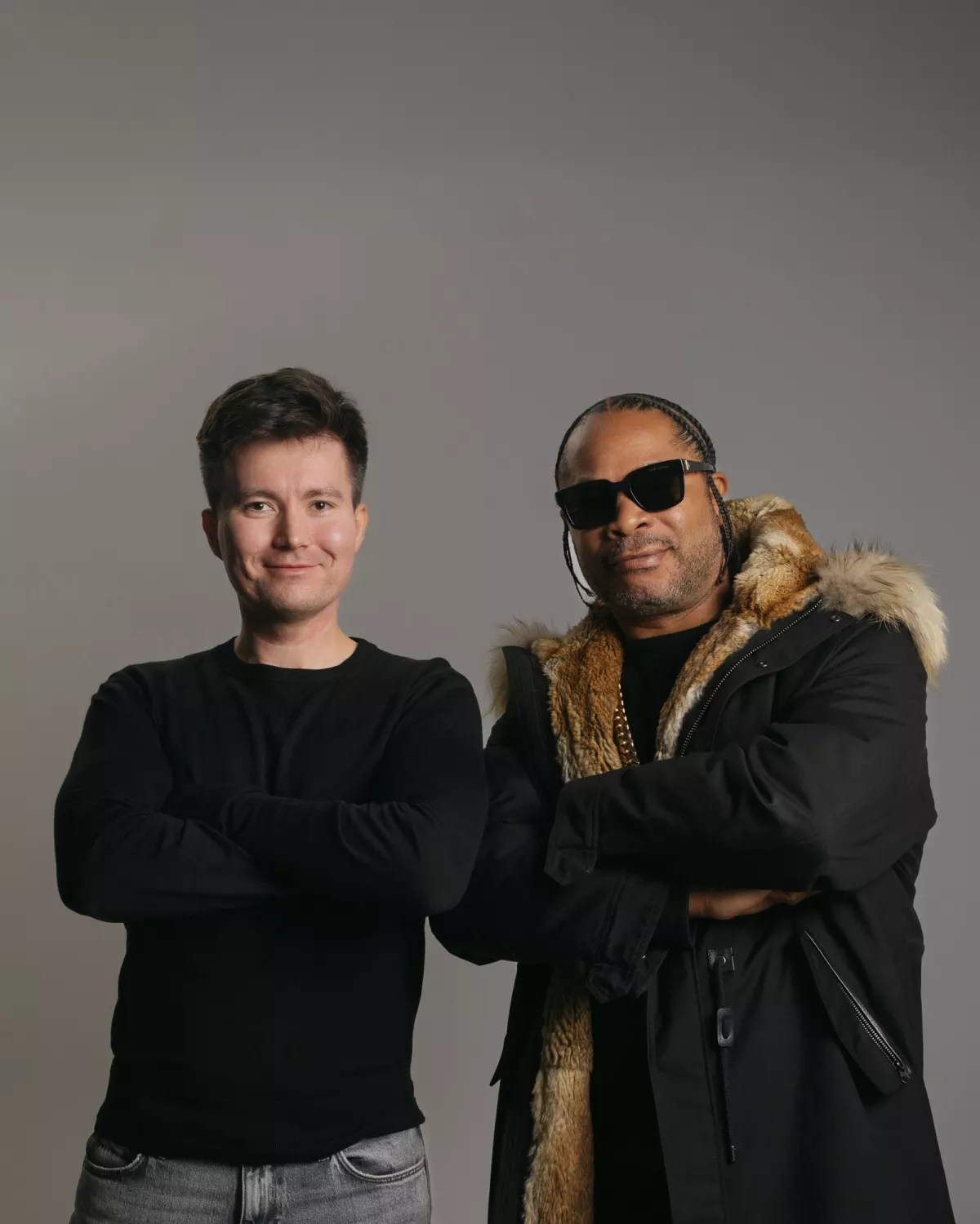Фотограф Богдан Цвилюк (слева) и Xzibit на студийном портрете, серый фон, руки скрещены